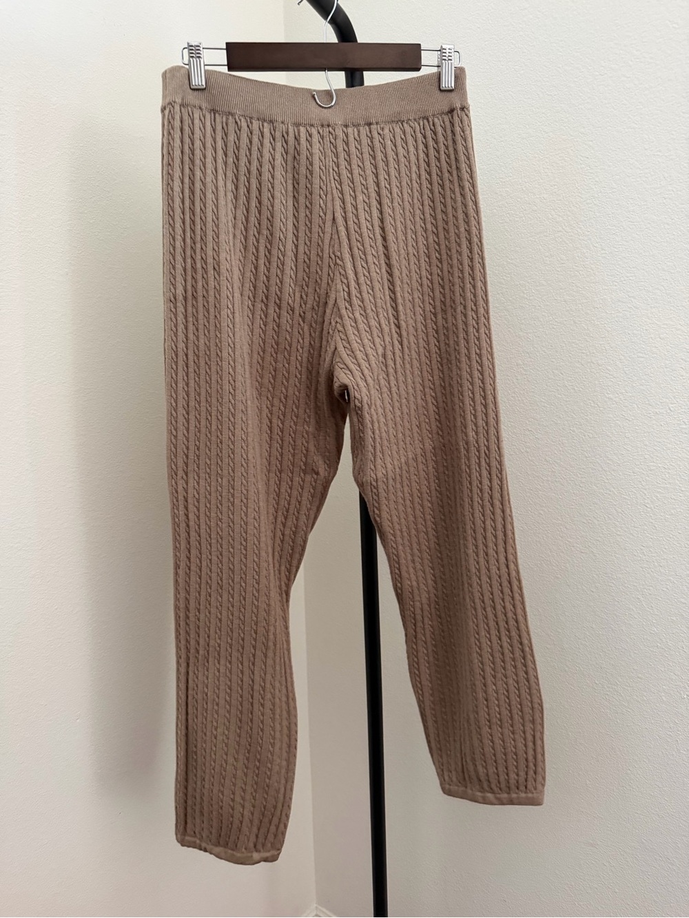 Cable-Knit Jogger Pants in Taupe beige cotton cashmere blend - Picture 6 of 8